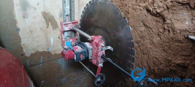 专业低价水锯切割、水钻开洞,